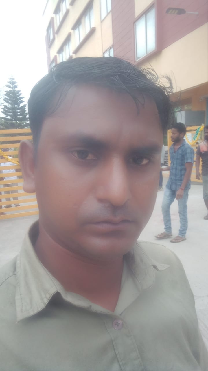 धनघटा क्षेत्र के अशरफपुर में हुए हादसे में युवक की मौत के बाद पोस्टमार्टम हाउस पर जुटे लोग-संवा धनघटा क्षेत्र के अशरफपुर में हुए हादसे में युवक की मौत के बाद पोस्टमार्टम हाउस पर जुटे लोग-संवा