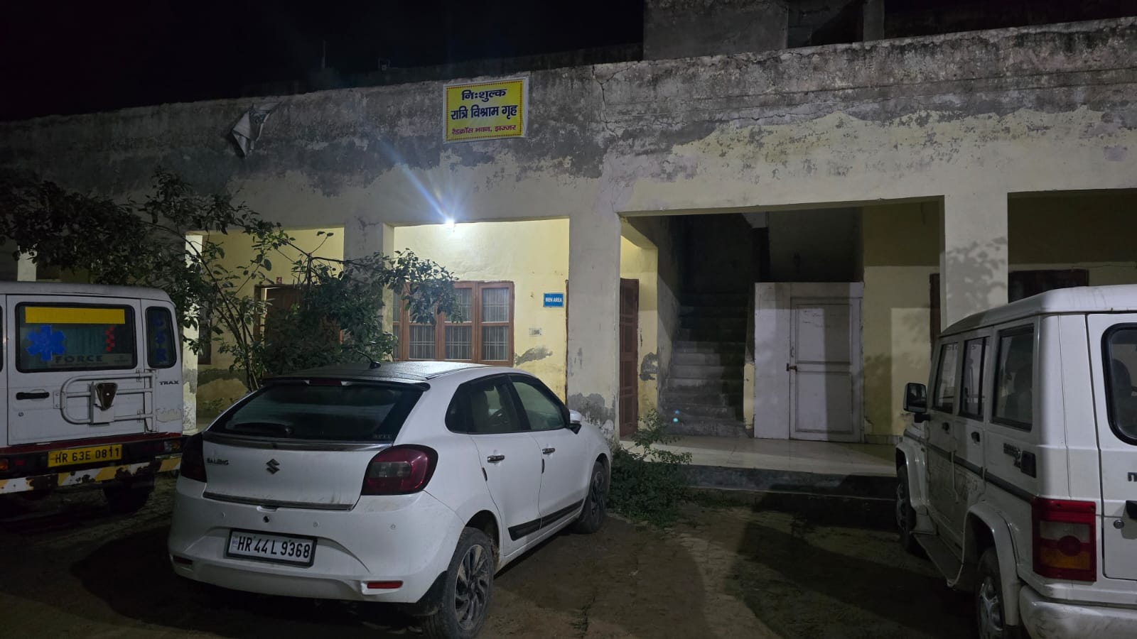 11jjrp05- बस अड्डे पर बने रैन बसेरे में जमीन पर बिछाए गए गद्दे व रखी रजाईयां। संवाद