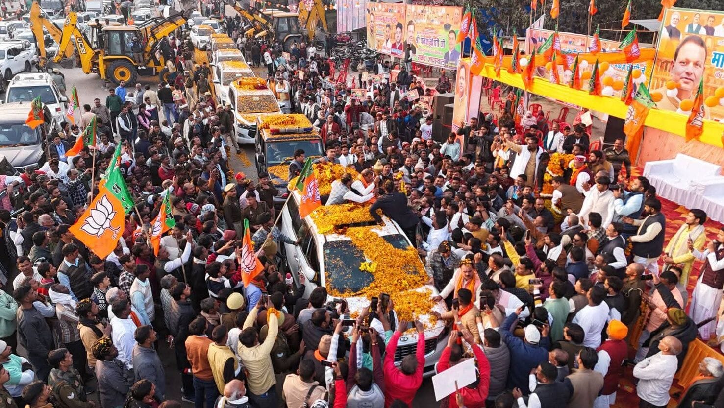 32-भाजपा प्रदेश अध्यक्ष के आगमन पर रुदौली में कार्यक्रम की प्रस्तुति देतीं कलाकार।-संवाद