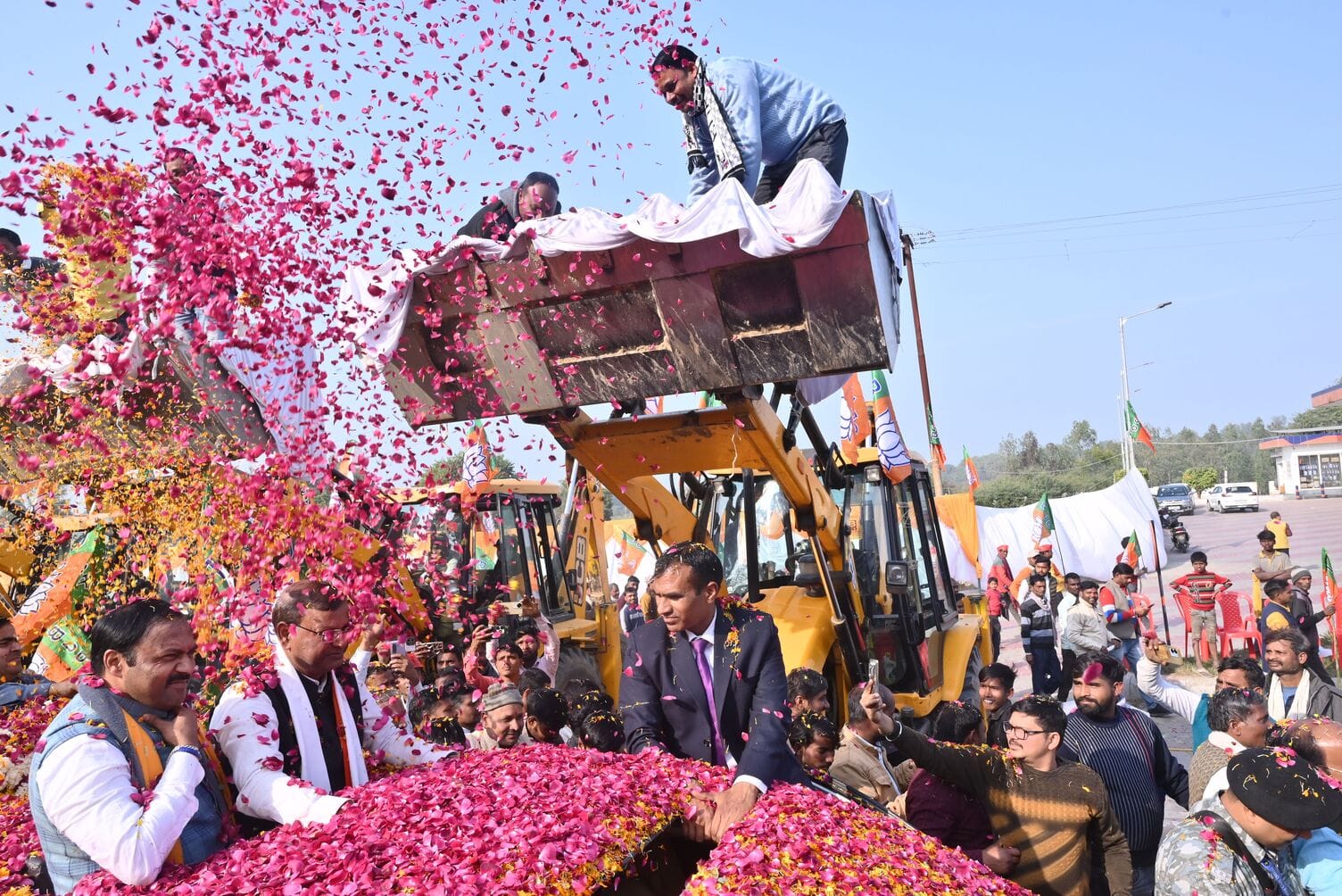 32-भाजपा प्रदेश अध्यक्ष के आगमन पर रुदौली में कार्यक्रम की प्रस्तुति देतीं कलाकार।-संवाद