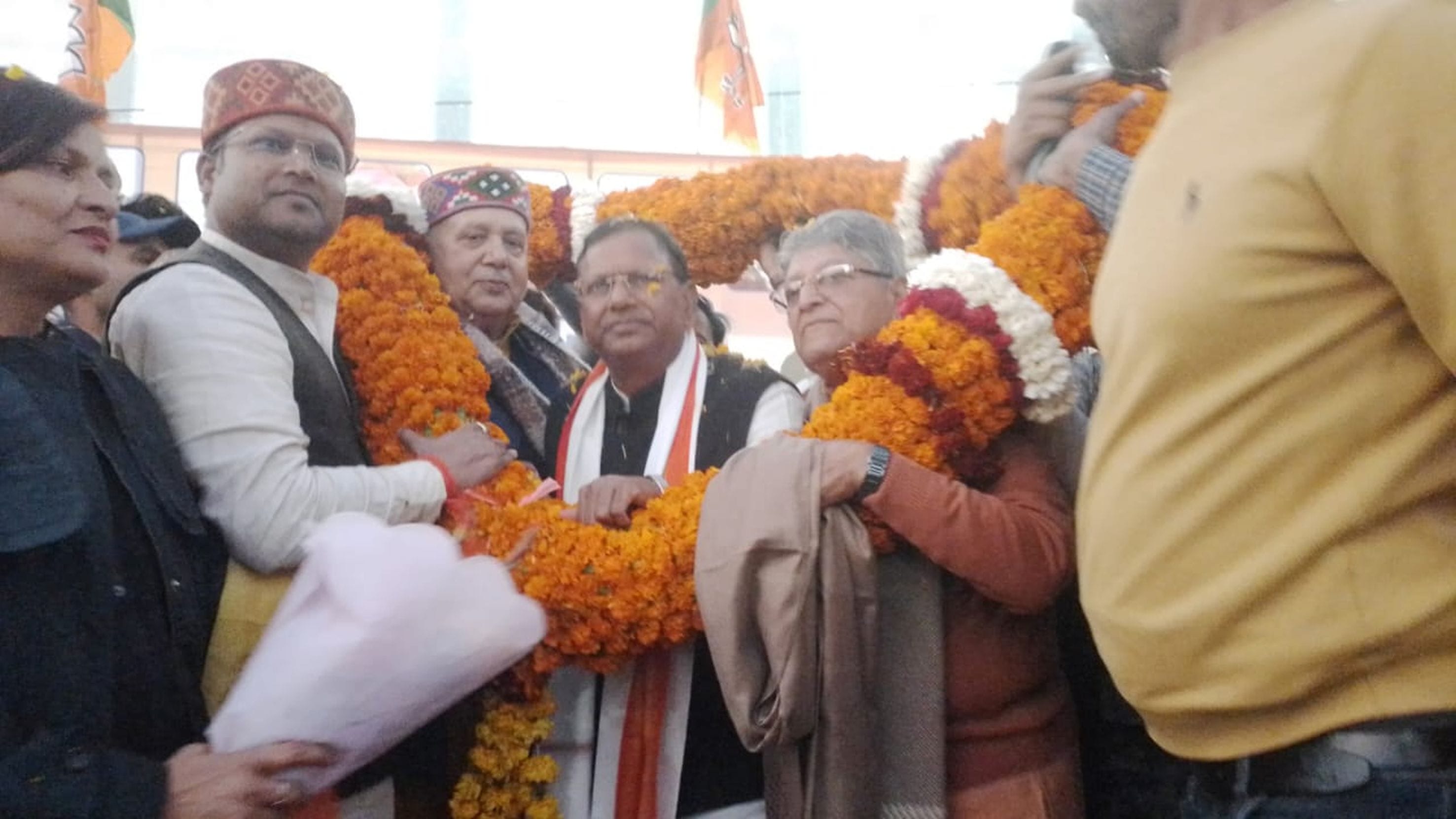 32-भाजपा प्रदेश अध्यक्ष के आगमन पर रुदौली में कार्यक्रम की प्रस्तुति देतीं कलाकार।-संवाद