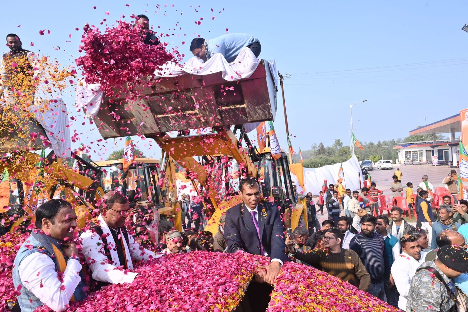 32-भाजपा प्रदेश अध्यक्ष के आगमन पर रुदौली में कार्यक्रम की प्रस्तुति देतीं कलाकार।-संवाद