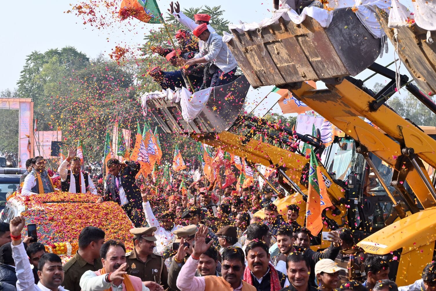 32-भाजपा प्रदेश अध्यक्ष के आगमन पर रुदौली में कार्यक्रम की प्रस्तुति देतीं कलाकार।-संवाद