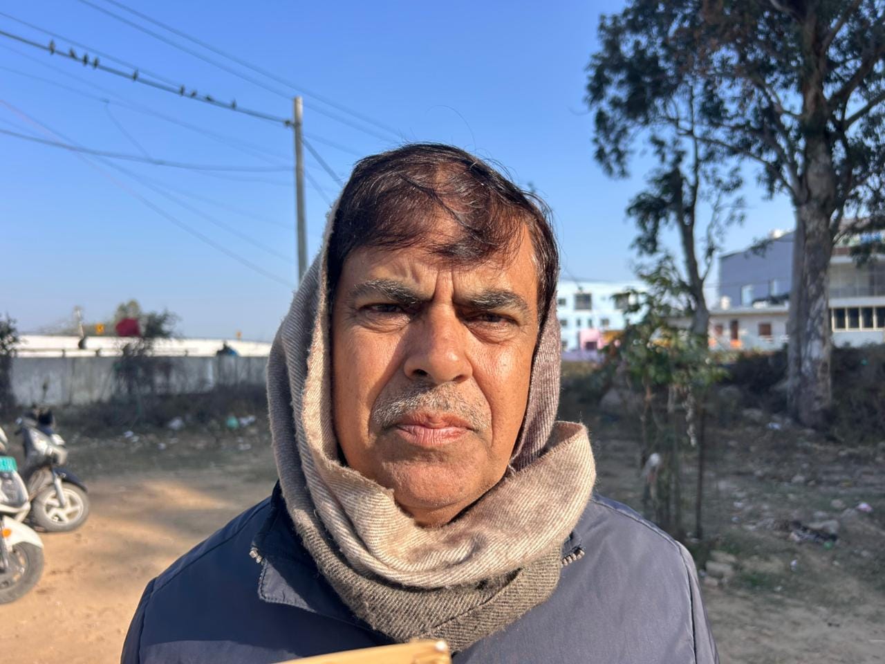 37 रोहतक के दिल्ली बाईपास स्थित जेएलएन ने डाली गई सामग्री व प्लास्टिक कचरा। संवाद