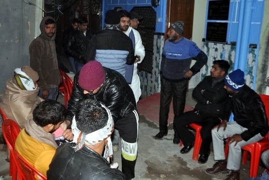 अमरोहा के मोहल्ला नल नई बस्ती में घर के बाहर परिजनों के साथ बैठे मृतक के बच्चे। संवाद अमरोहा के मोहल्ला नल नई बस्ती में घर के बाहर परिजनों के साथ बैठे मृतक के बच्चे। संवाद