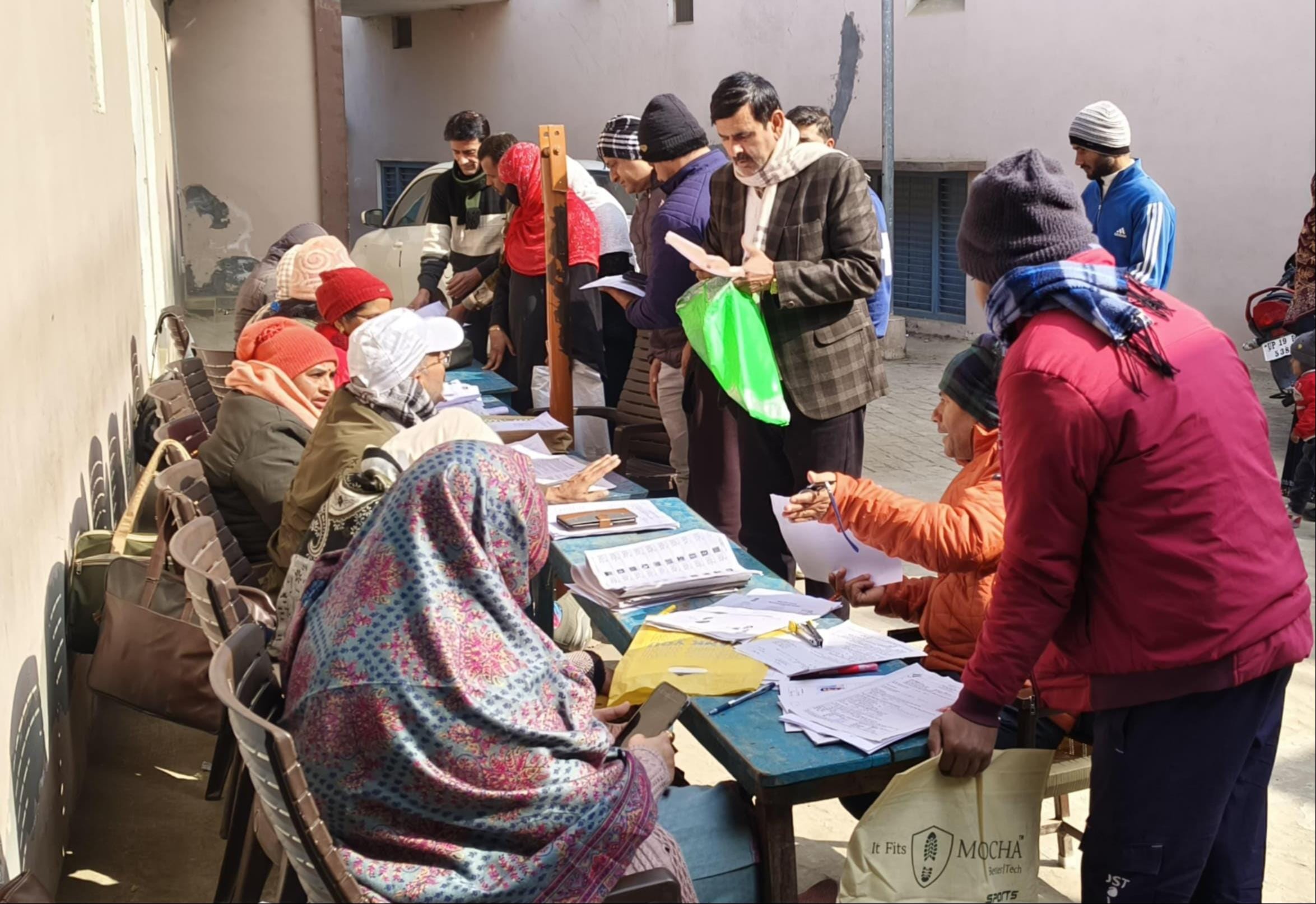 बाबरी में मतदान केंद्र पर वोट बनाते बीएलओ । संवाद बाबरी में मतदान केंद्र पर वोट बनाते बीएलओ । संवाद