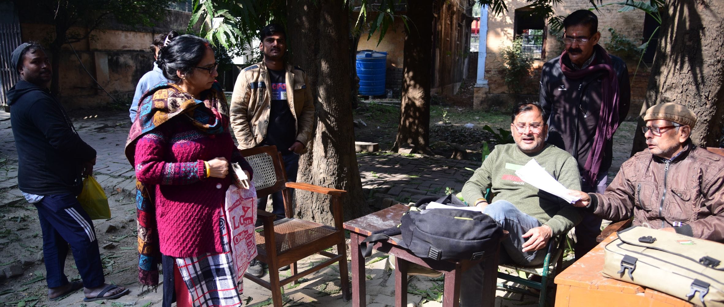 बूथों पर पहुंचे मतदाता और बीएलओ। बूथों पर पहुंचे मतदाता और बीएलओ।