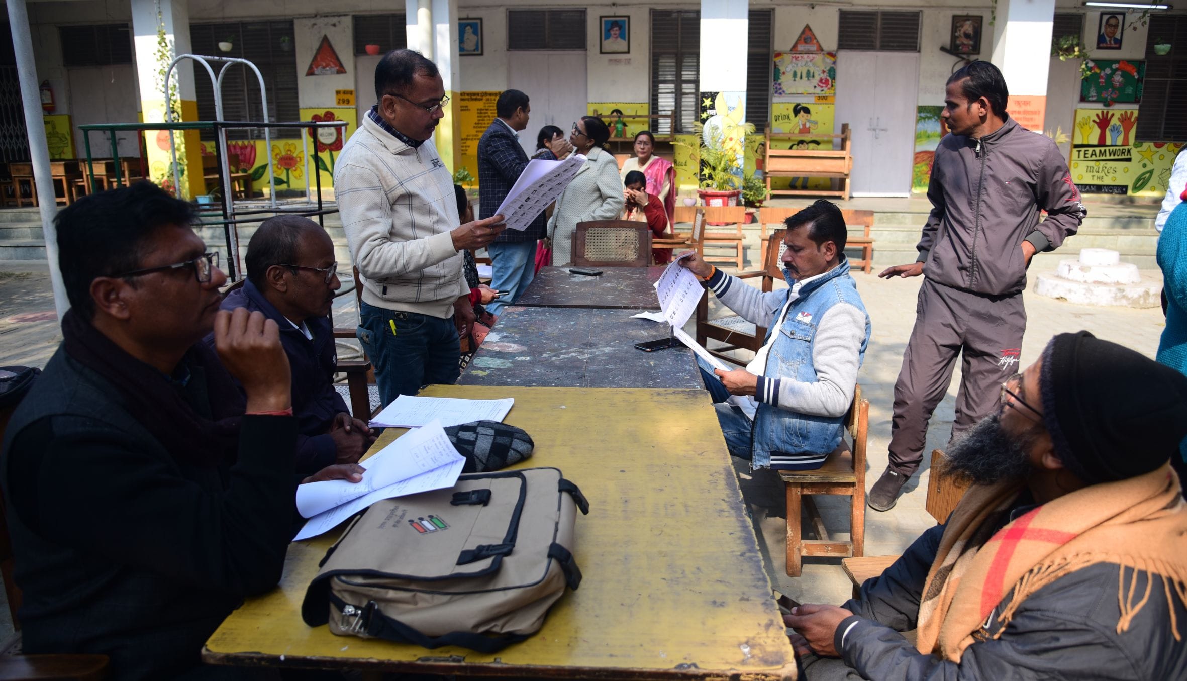 बूथों पर पहुंचे मतदाता और बीएलओ। बूथों पर पहुंचे मतदाता और बीएलओ।