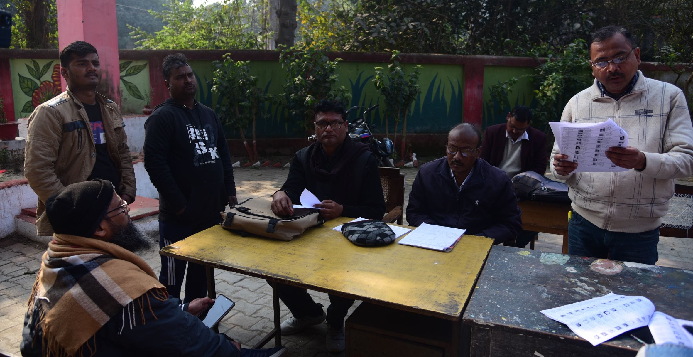 बूथों पर पहुंचे मतदाता और बीएलओ। बूथों पर पहुंचे मतदाता और बीएलओ।