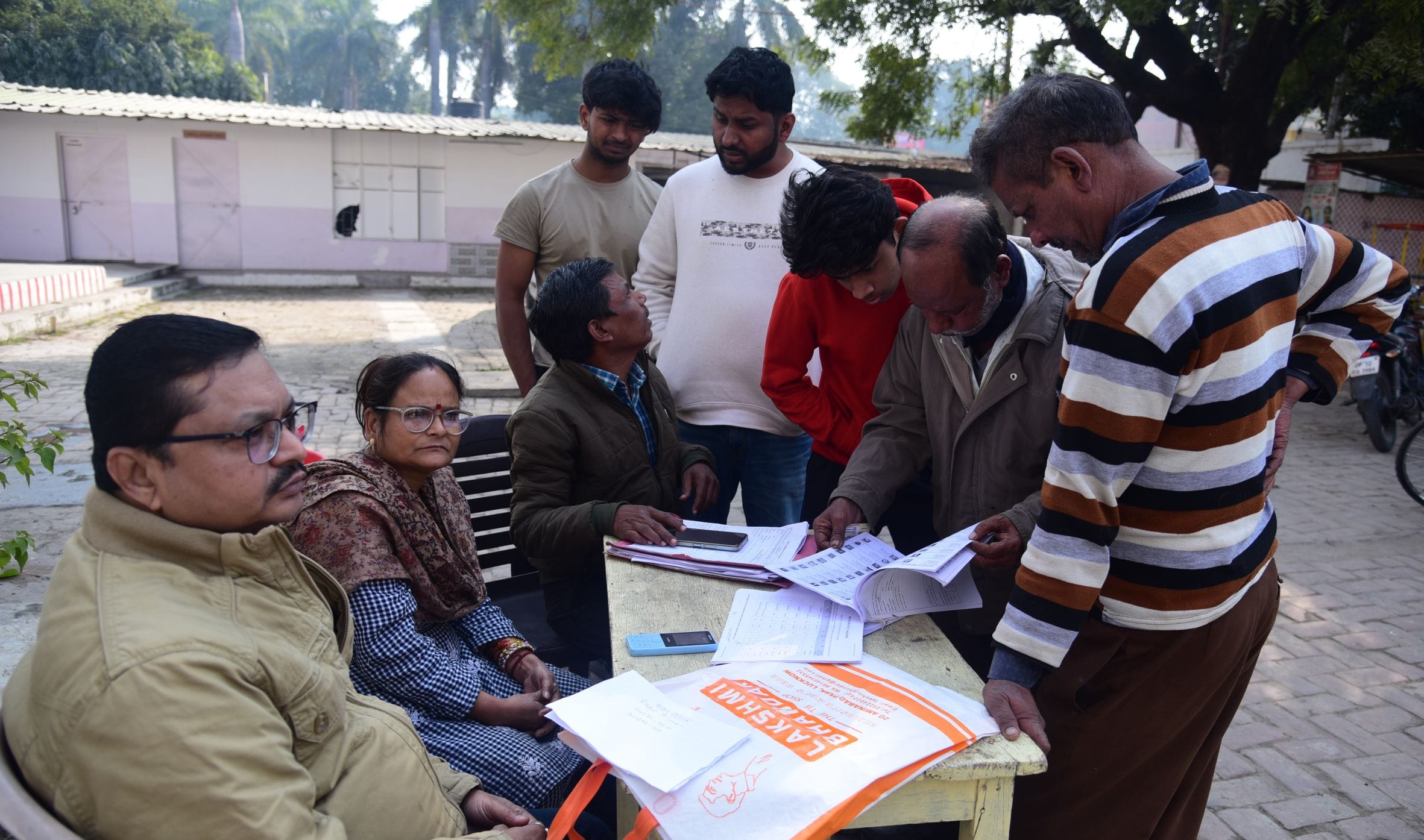 बूथों पर पहुंचे मतदाता और बीएलओ। बूथों पर पहुंचे मतदाता और बीएलओ।