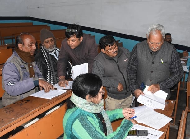 बूथों पर पहुंचे मतदाता और बीएलओ। बूथों पर पहुंचे मतदाता और बीएलओ।