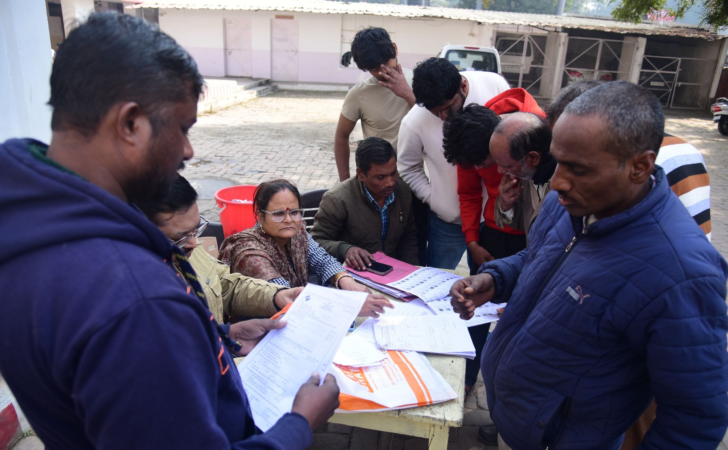 बूथों पर पहुंचे मतदाता और बीएलओ। बूथों पर पहुंचे मतदाता और बीएलओ।