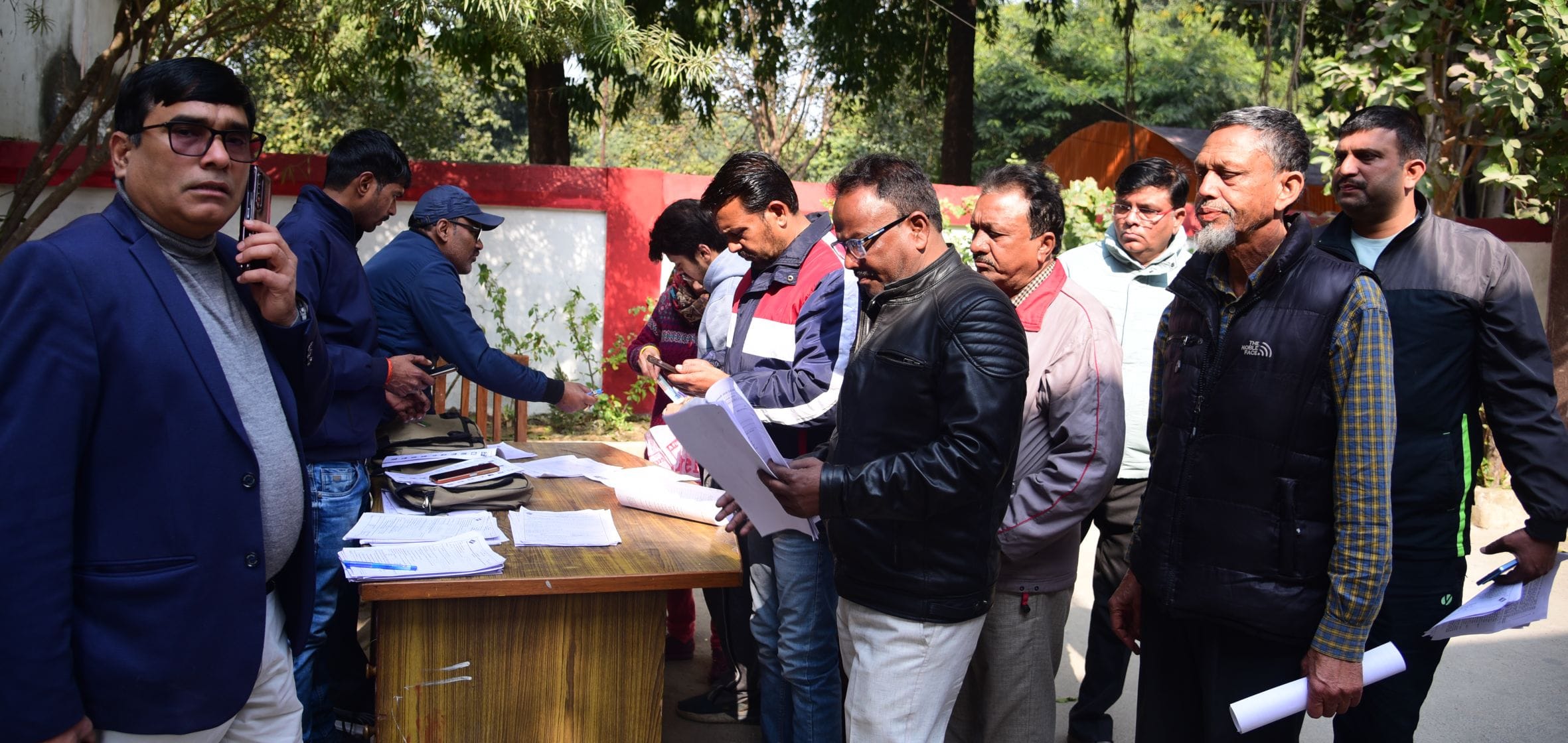 बूथों पर पहुंचे मतदाता और बीएलओ। बूथों पर पहुंचे मतदाता और बीएलओ।