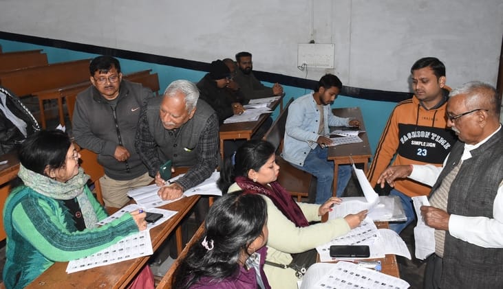 बूथों पर पहुंचे मतदाता और बीएलओ। बूथों पर पहुंचे मतदाता और बीएलओ।
