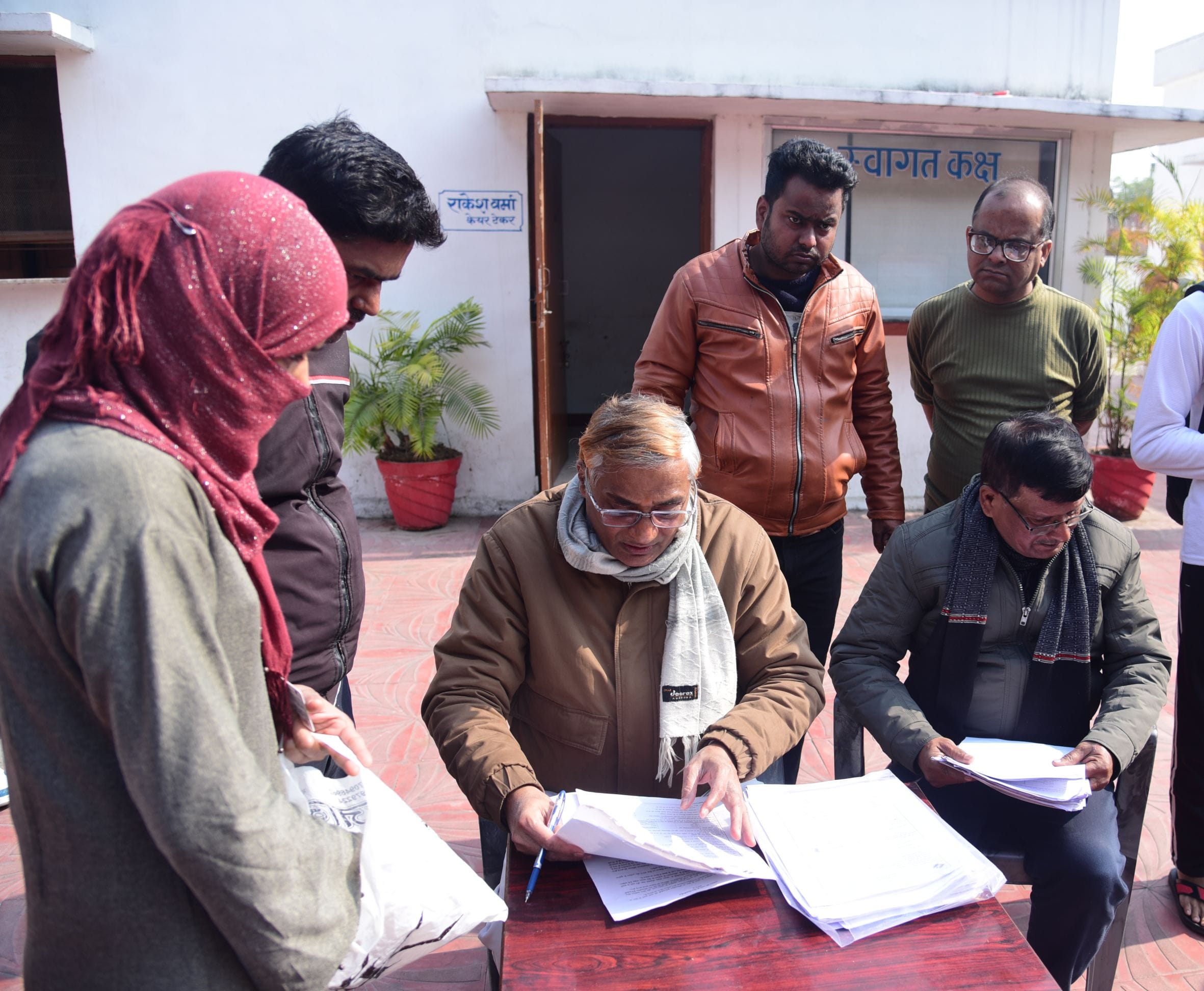 बूथों पर पहुंचे मतदाता और बीएलओ। बूथों पर पहुंचे मतदाता और बीएलओ।