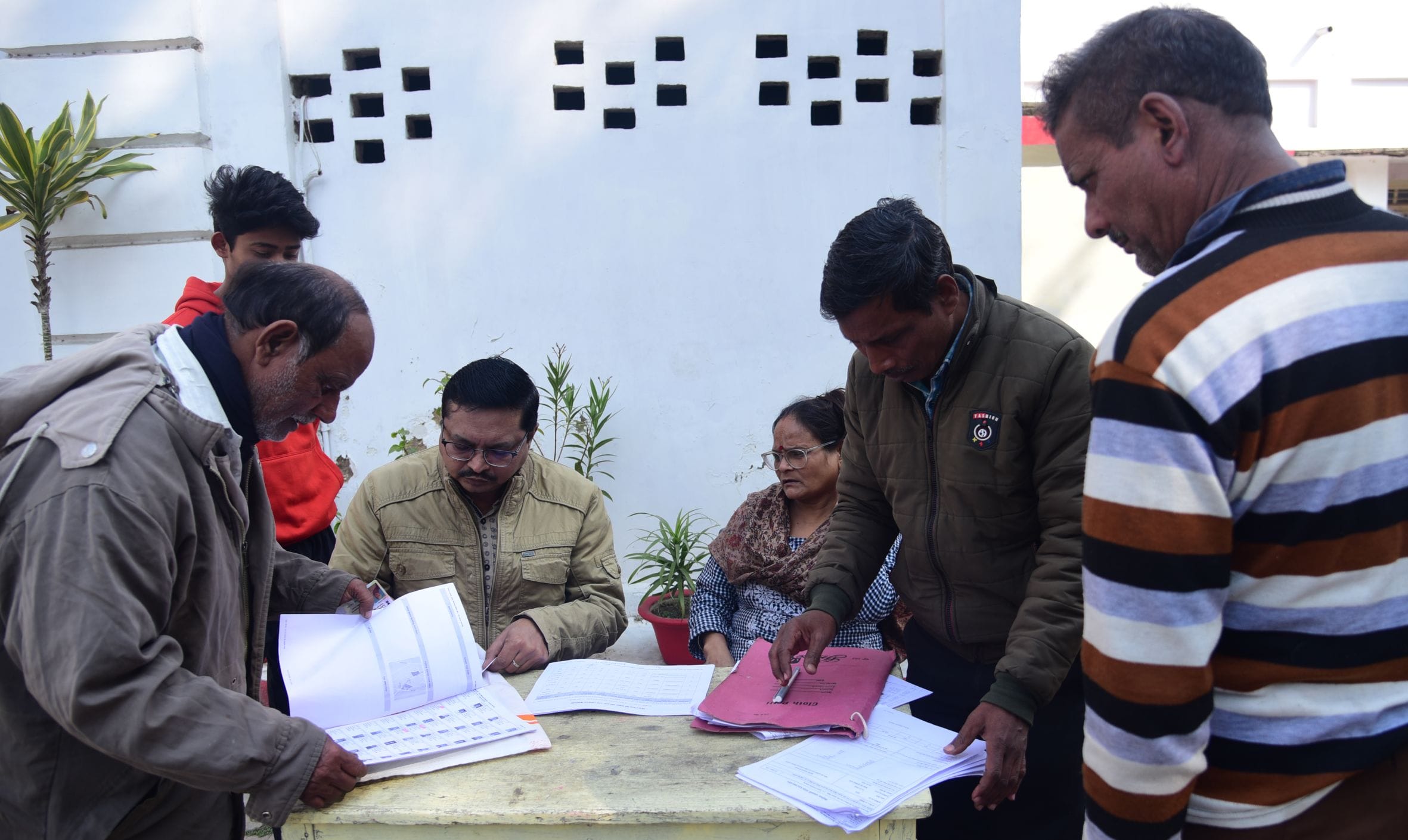 बूथों पर पहुंचे मतदाता और बीएलओ। बूथों पर पहुंचे मतदाता और बीएलओ।