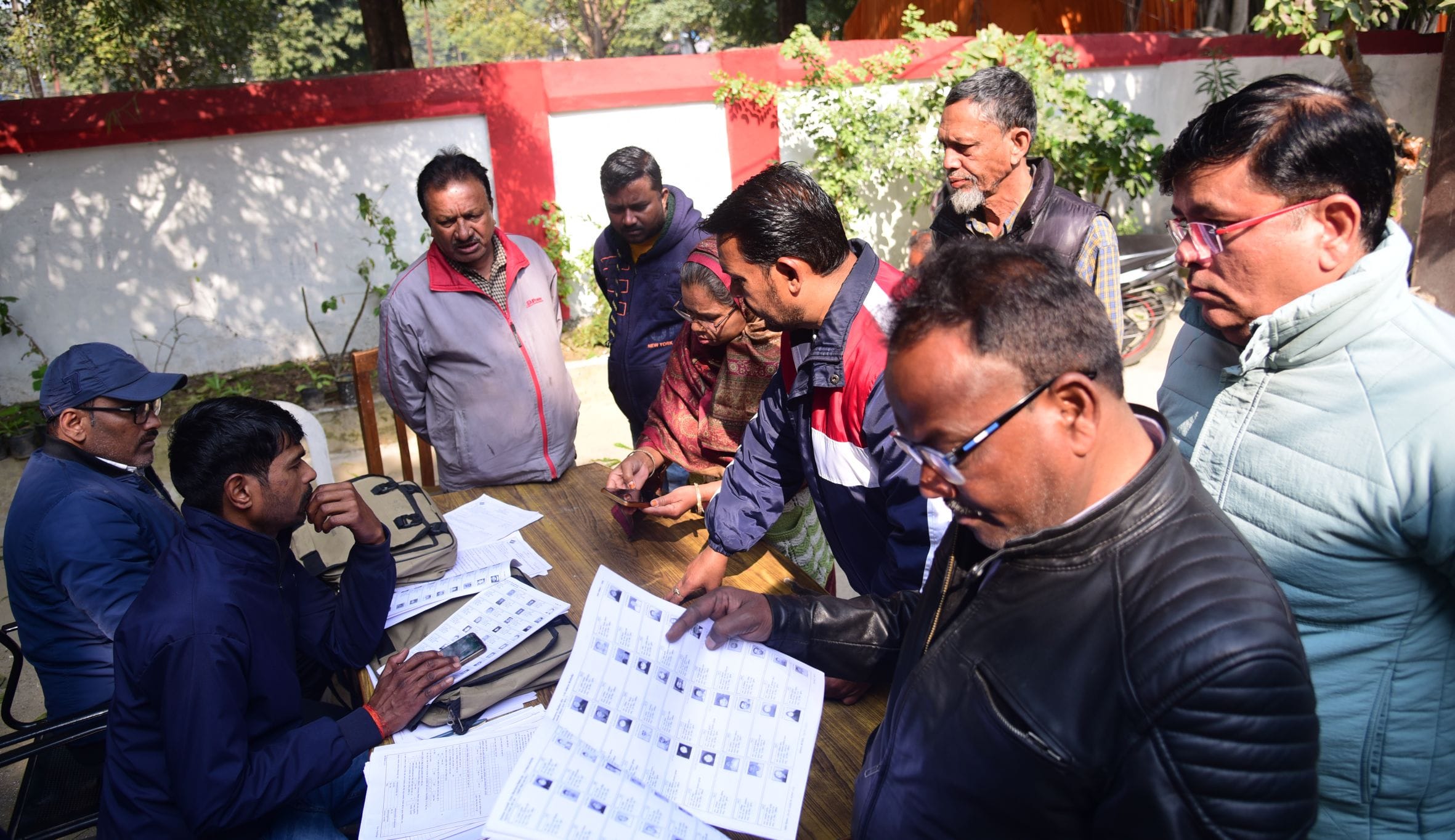 बूथों पर पहुंचे मतदाता और बीएलओ। बूथों पर पहुंचे मतदाता और बीएलओ।