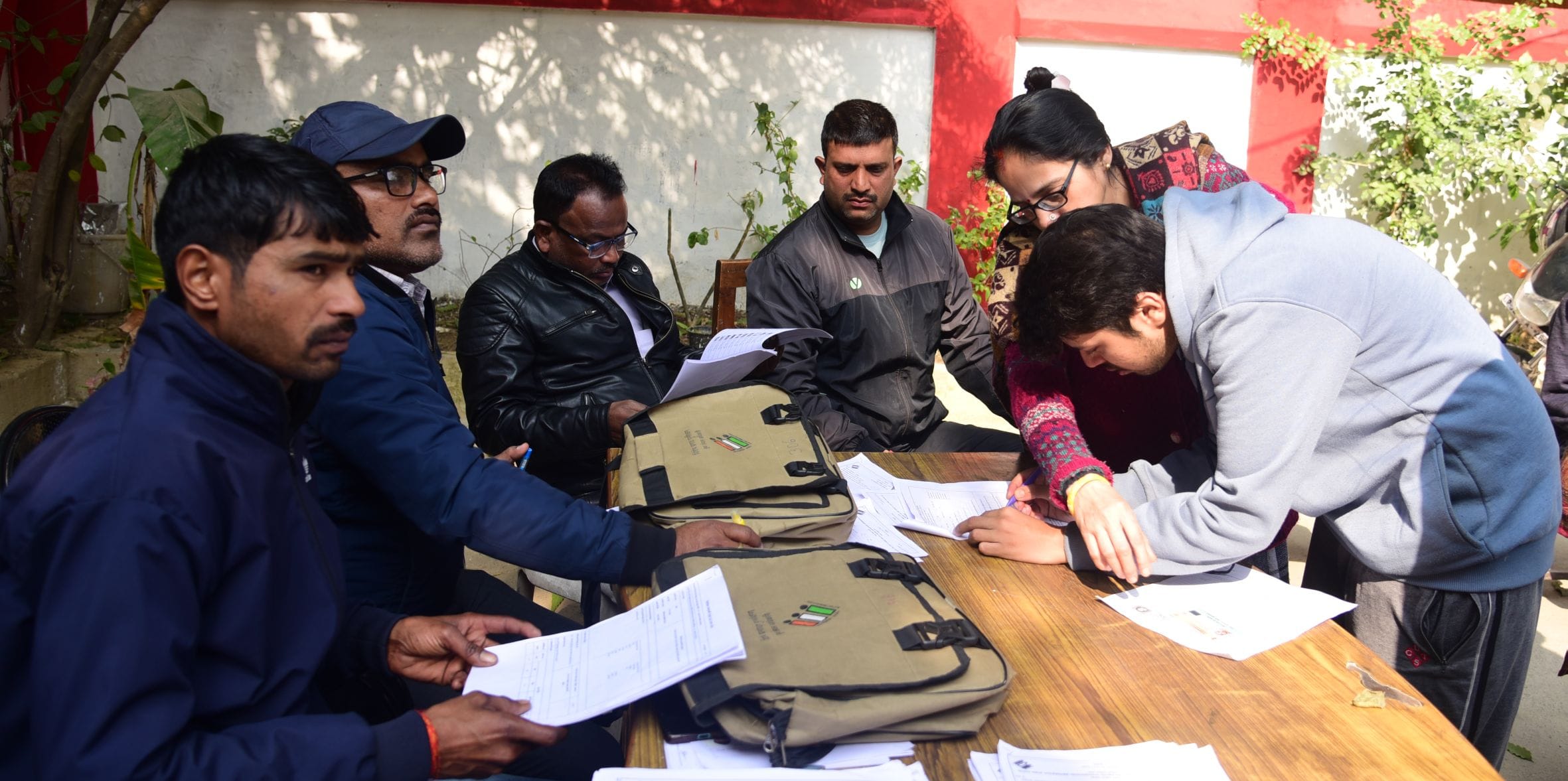 बूथों पर पहुंचे मतदाता और बीएलओ। बूथों पर पहुंचे मतदाता और बीएलओ।