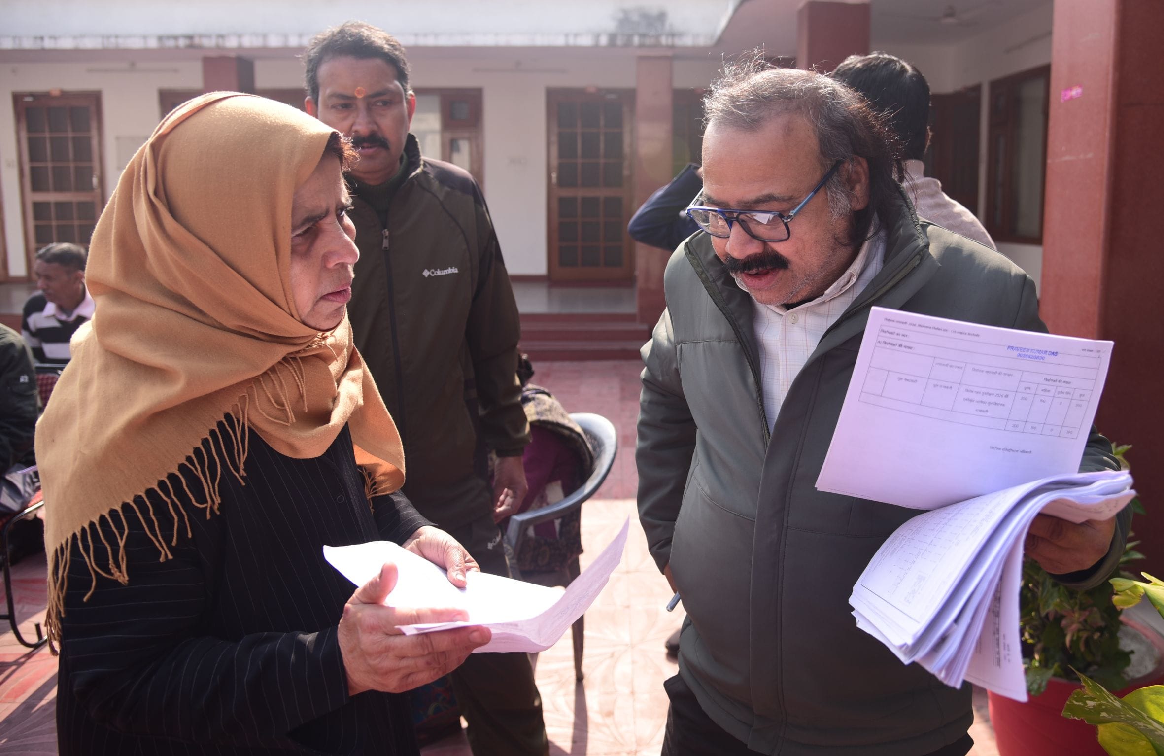 बूथों पर पहुंचे मतदाता और बीएलओ। बूथों पर पहुंचे मतदाता और बीएलओ।