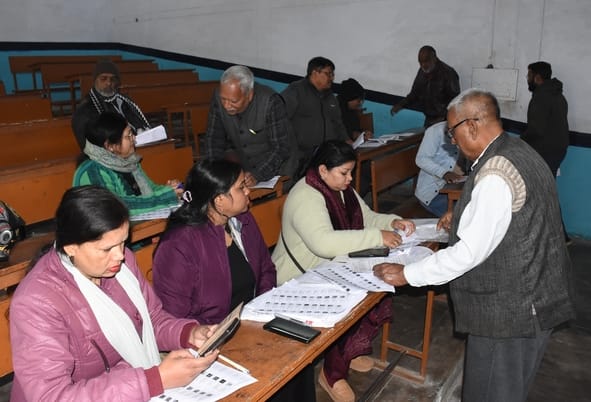 बूथों पर पहुंचे मतदाता और बीएलओ। बूथों पर पहुंचे मतदाता और बीएलओ।