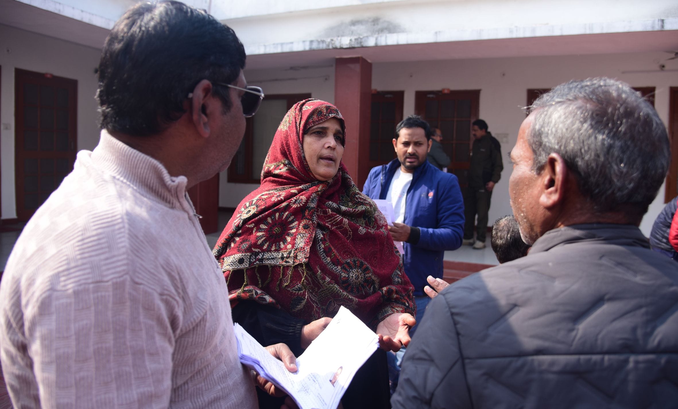 बूथों पर पहुंचे मतदाता और बीएलओ। बूथों पर पहुंचे मतदाता और बीएलओ।