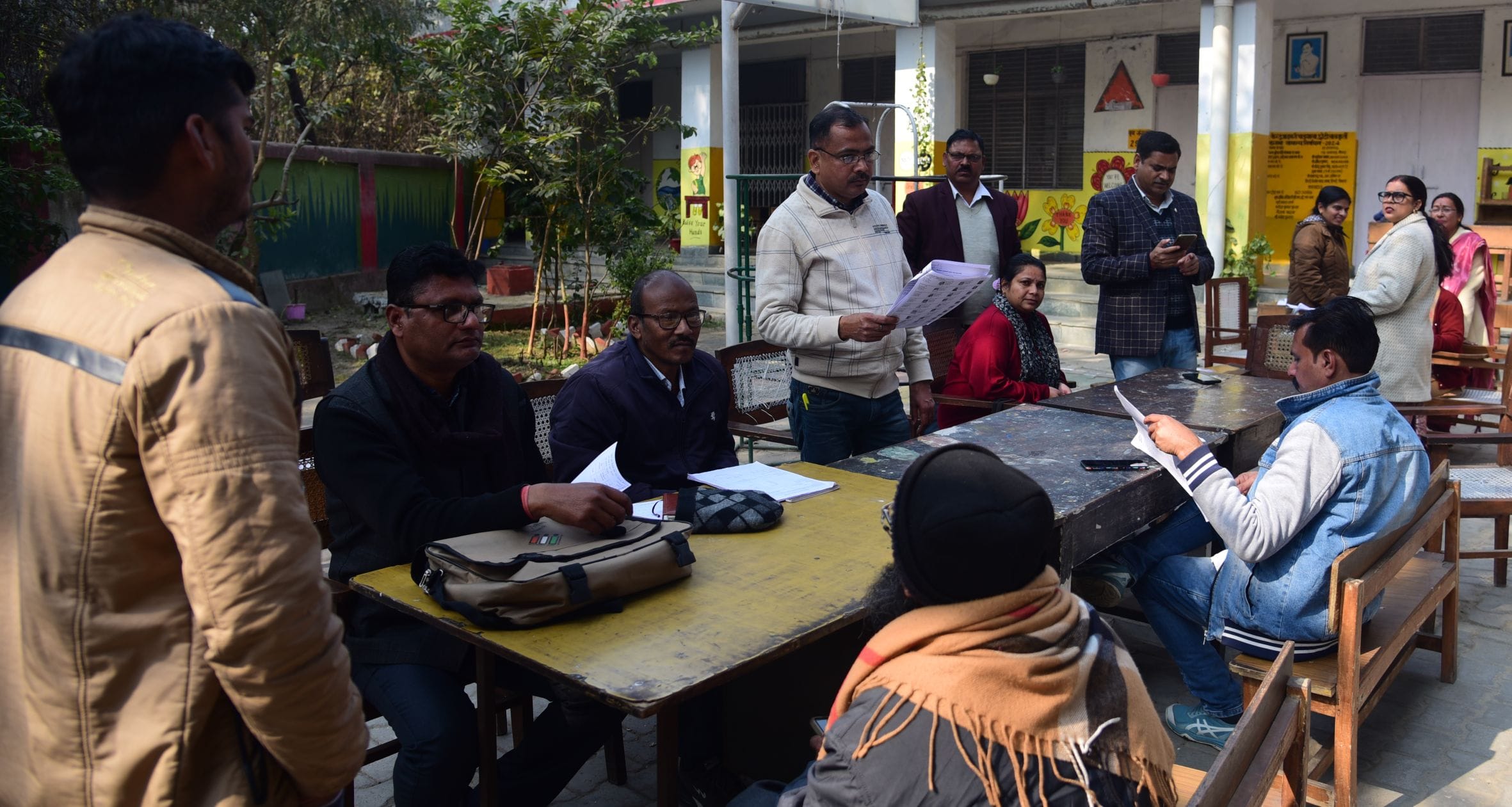 बूथों पर पहुंचे मतदाता और बीएलओ। बूथों पर पहुंचे मतदाता और बीएलओ।