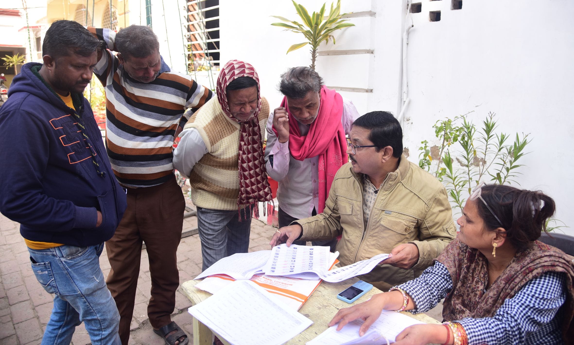 बूथों पर पहुंचे मतदाता और बीएलओ। बूथों पर पहुंचे मतदाता और बीएलओ।