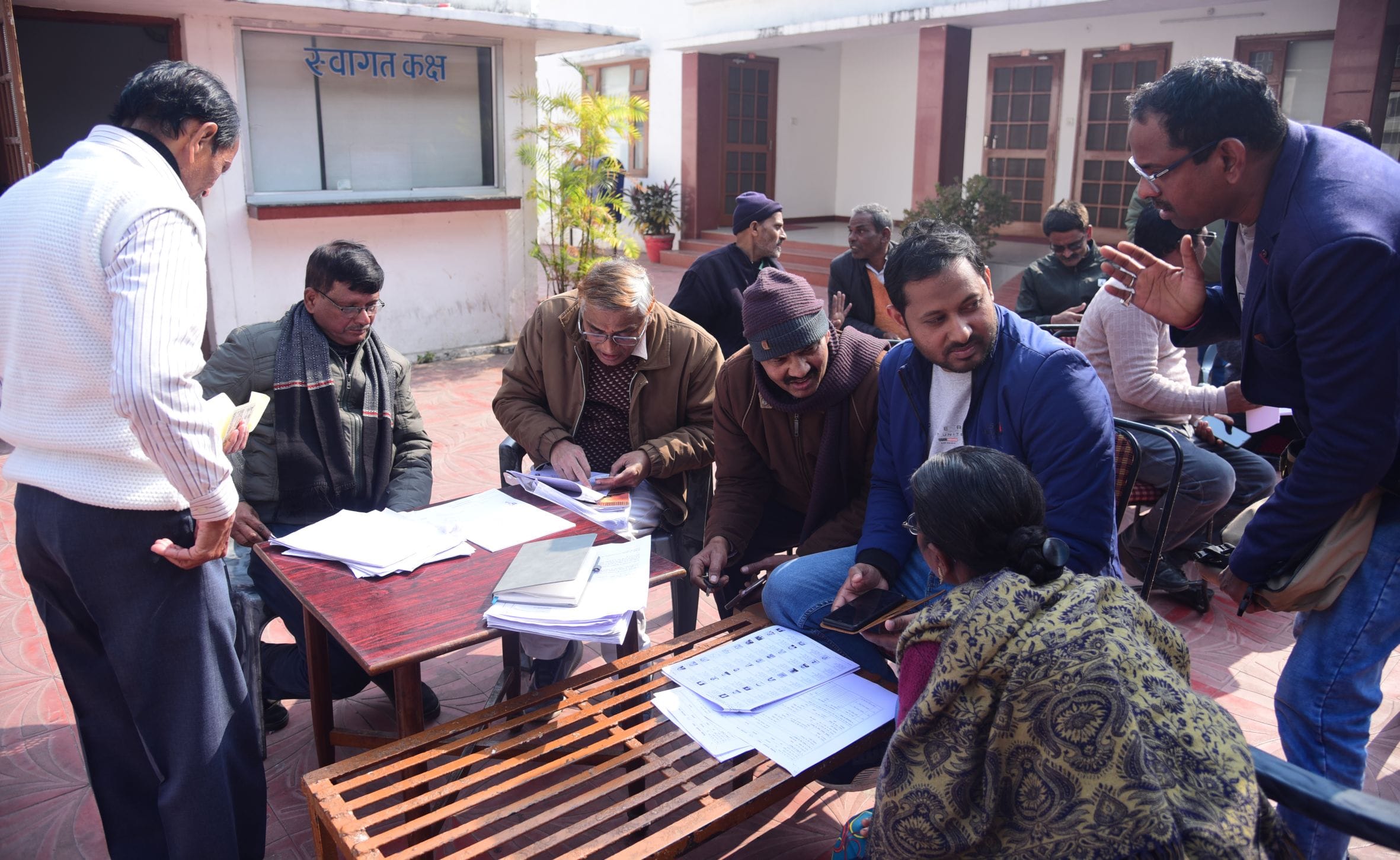 बूथों पर पहुंचे मतदाता और बीएलओ। बूथों पर पहुंचे मतदाता और बीएलओ।