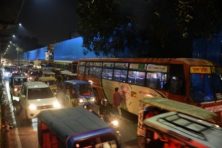 चारबाग में बसें सड़क पर खड़ी होने से लगा जाम और आलमबाग बस अड्डा। चारबाग में बसें सड़क पर खड़ी होने से लगा जाम और आलमबाग बस अड्डा।