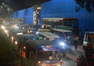 चारबाग में बसें सड़क पर खड़ी होने से लगा जाम और आलमबाग बस अड्डा। चारबाग में बसें सड़क पर खड़ी होने से लगा जाम और आलमबाग बस अड्डा।