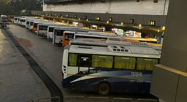 चारबाग में बसें सड़क पर खड़ी होने से लगा जाम और आलमबाग बस अड्डा। चारबाग में बसें सड़क पर खड़ी होने से लगा जाम और आलमबाग बस अड्डा।
