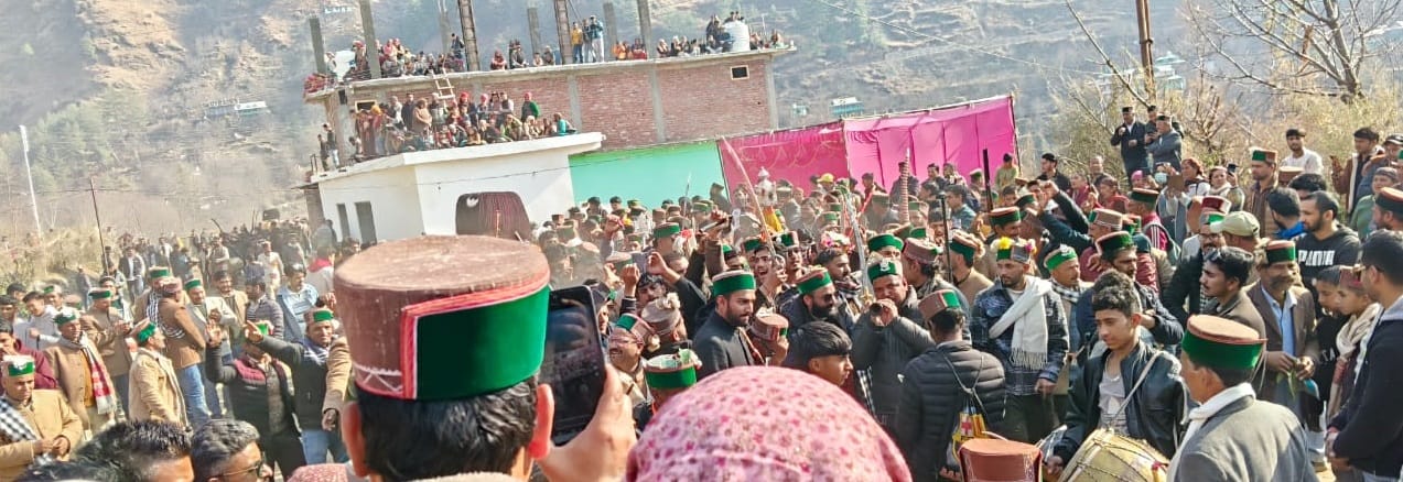 चिड़गांव के भौंडा में रात के समय धार्मिक अनुष्ठान में नाटी डालते लोग चिड़गांव के भौंडा में रात के समय धार्मिक अनुष्ठान में नाटी डालते लोग