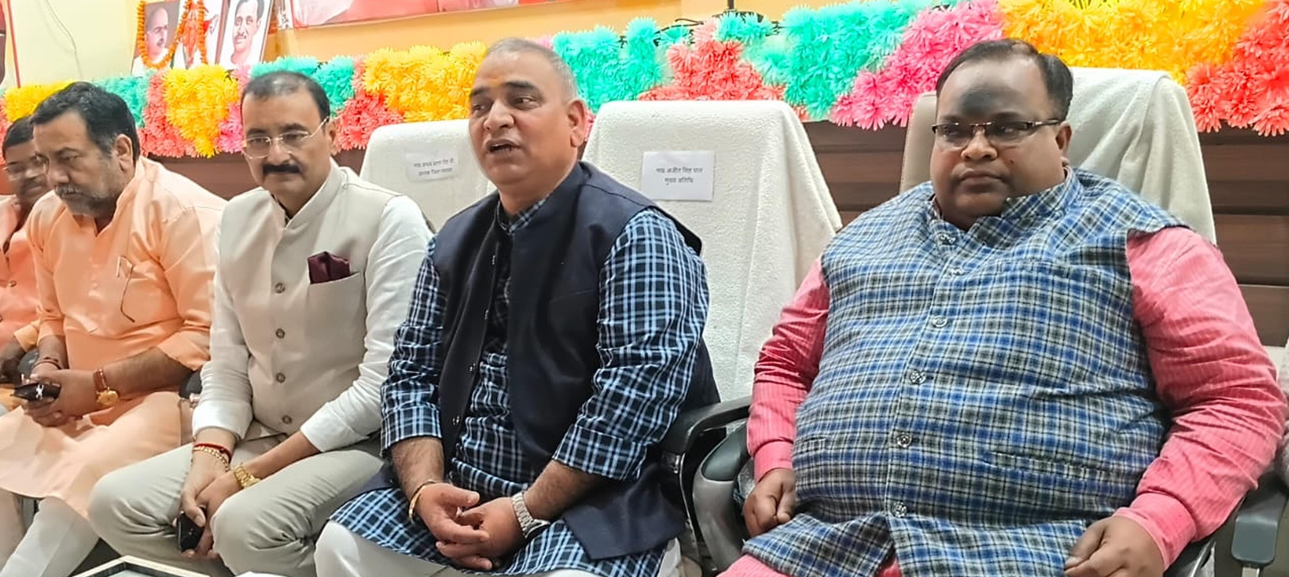 फोटो-10-भाजपा कार्यालय में मीडिया से मुखातिब जनपद के प्रभारी मंत्री अजीत पाल। संवाद