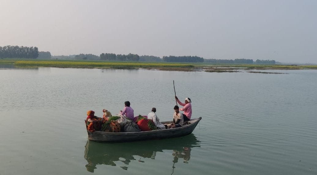 फोटो-21-बाल्हेमऊ में कंबल वितरित करते अभयेंद्र सिंह। स्रोत: आयोजक