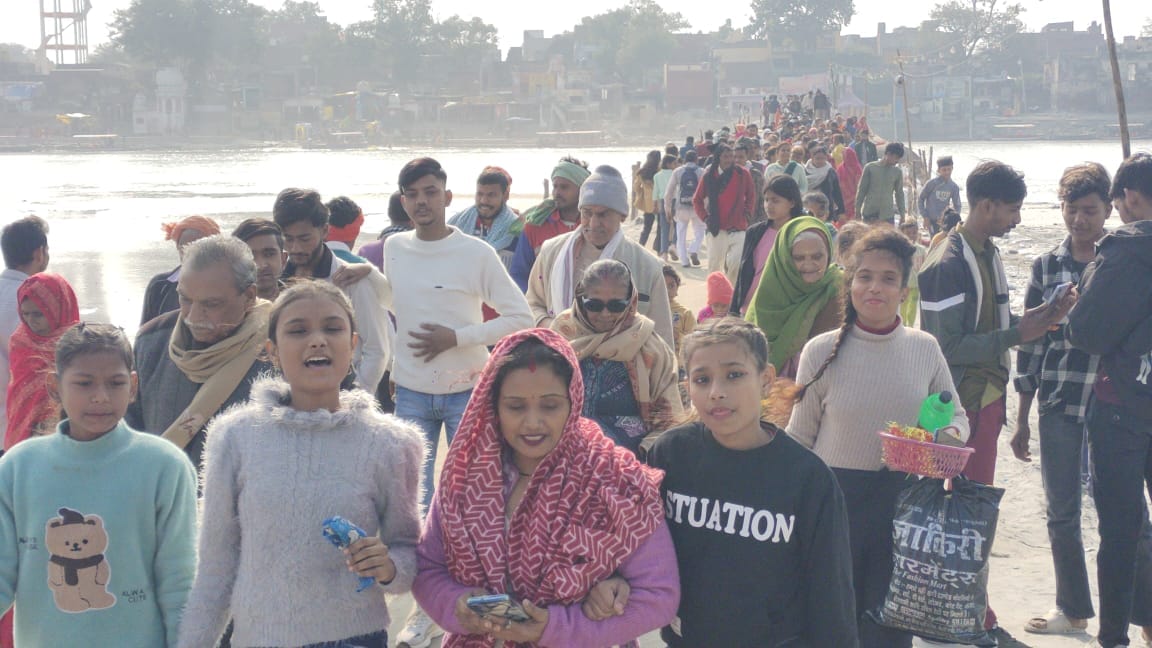 फोटो-22 मेला रामनगरिया के बाजार में उमड़ी भीड़। संवाद