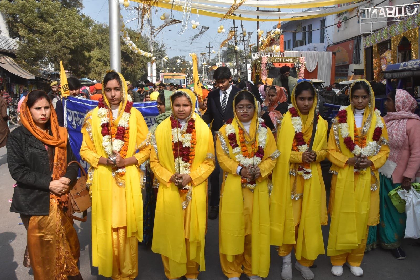 फोटो-29-दशम गुरु गोविंद सिंह के प्रकाशोत्सव जुलूस में शामिल पंच प्यारे। संवाद