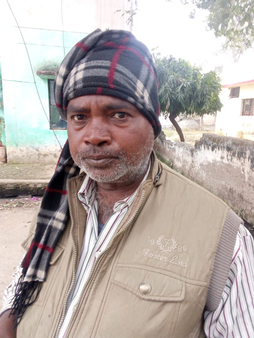 फोटो-36-काशीराम कॉलोनी में टूटे पड़े पाइप से बहता पानी और पास ही बिखरी गंदगी। संवाद
