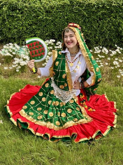 फोटो-57: बहादुरगढ़ निवासी मोनिका मान द्वारा बनाई गई हरियाणवी पोशाक पहने विदेशी महिला। स्त्रोत सो