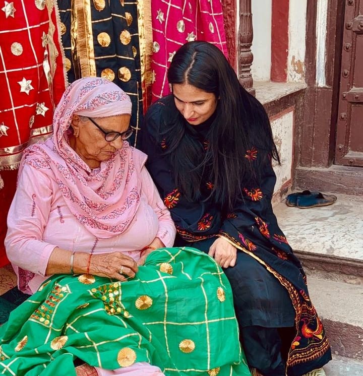 फोटो-57: बहादुरगढ़ निवासी मोनिका मान द्वारा बनाई गई हरियाणवी पोशाक पहने विदेशी महिला। स्त्रोत सो