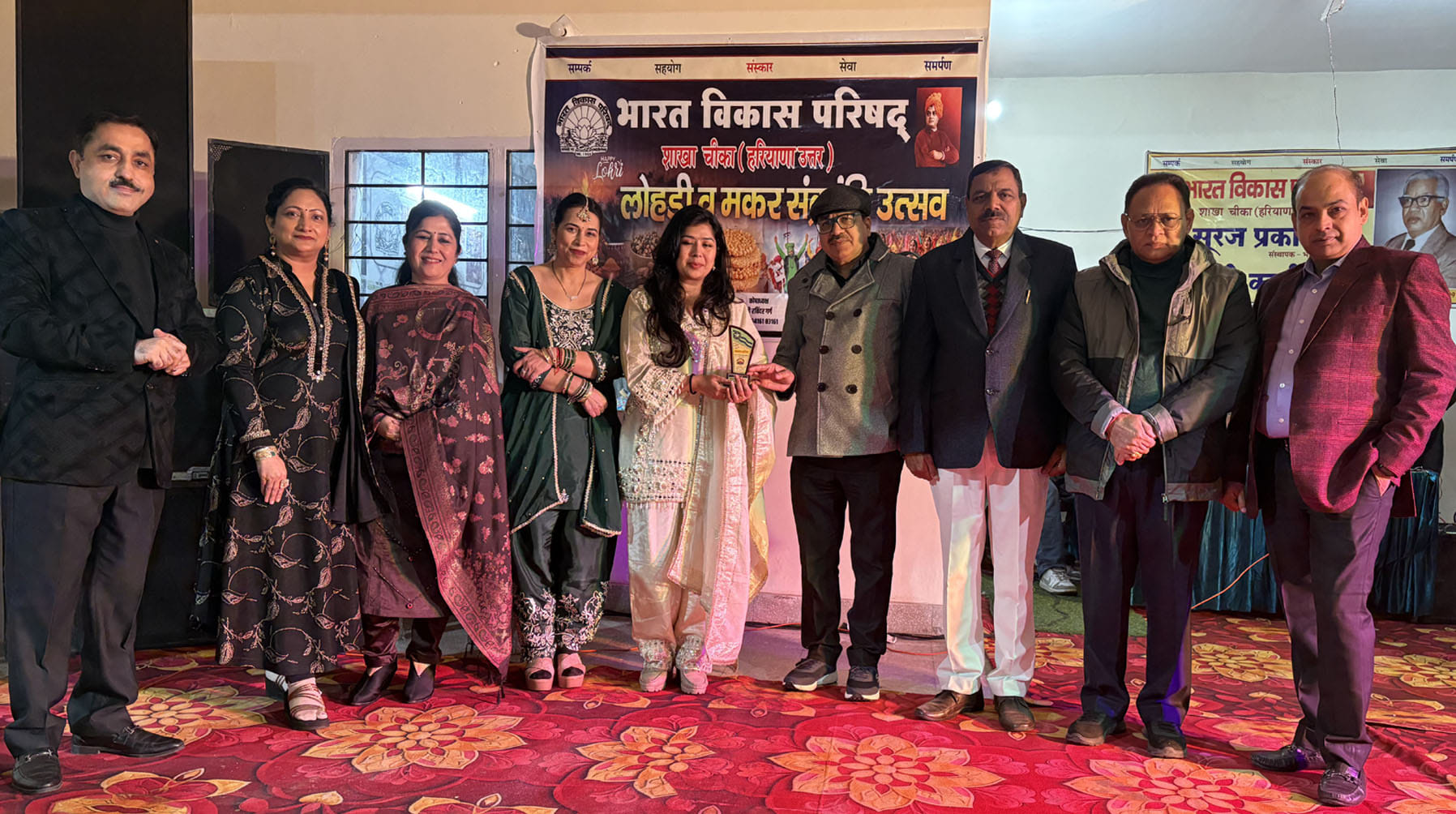 गुहला चीका। अग्रि प्रज्ज्वलित कर लोहड़ी के कार्यक्रम का शुभारंभ करते हुए सदस्य। गुहला चीका। अग्रि प्रज्ज्वलित कर लोहड़ी के कार्यक्रम का शुभारंभ करते हुए सदस्य।