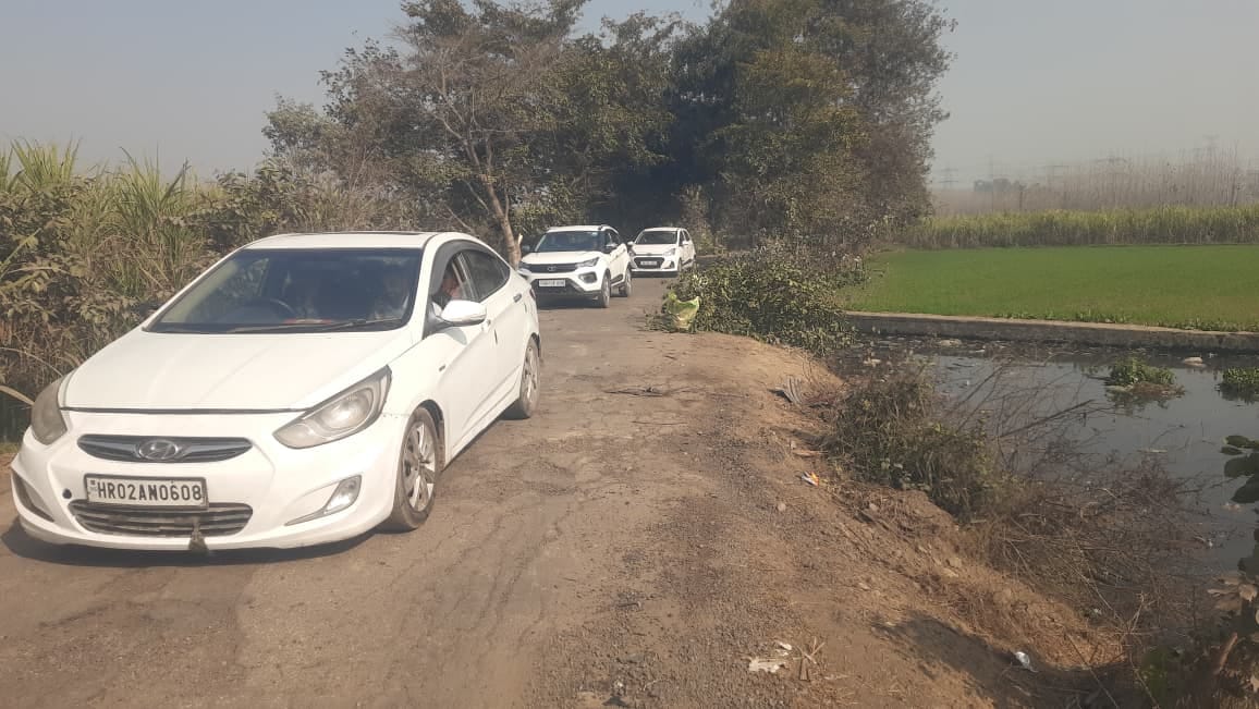 गांव कान्हड़ी में पुलिया के ऊपर डाले गए पेड़ व गुजरते वाहन। संवाद