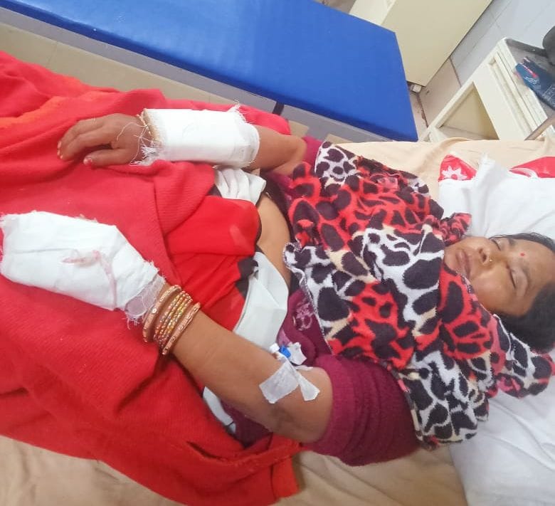 घायल पवन और देवकी विश्वकर्मा ।