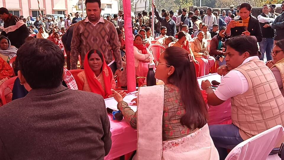 जनता दरबार में लोगों की समस्या सुनती कृषि मंत्री