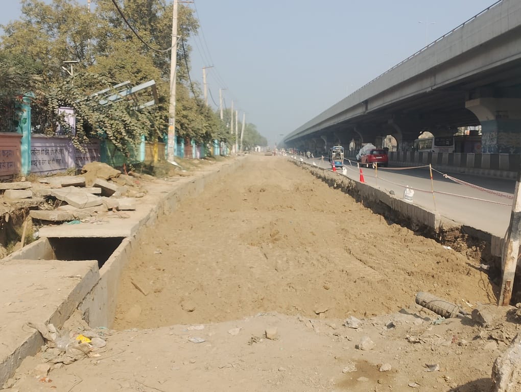 जीटी रोड पर सर्विस लाइन में चल रहा निर्माण कार्य। संवाद जीटी रोड पर सर्विस लाइन में चल रहा निर्माण कार्य। संवाद