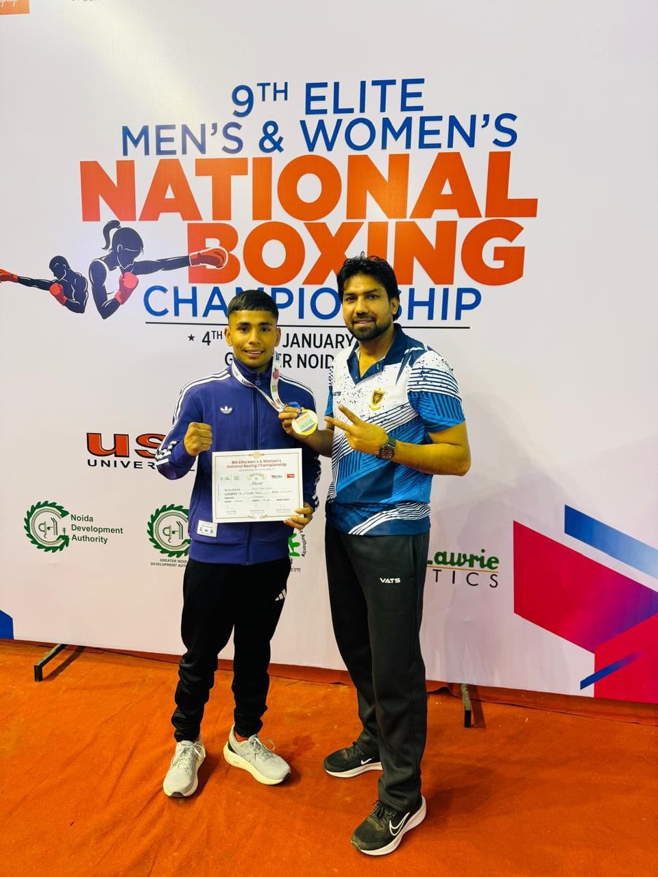 कुरुक्षेत्र।  मुक्केबाज रोनित को प्रोत्साहित करते हुए कोच। स्वयं