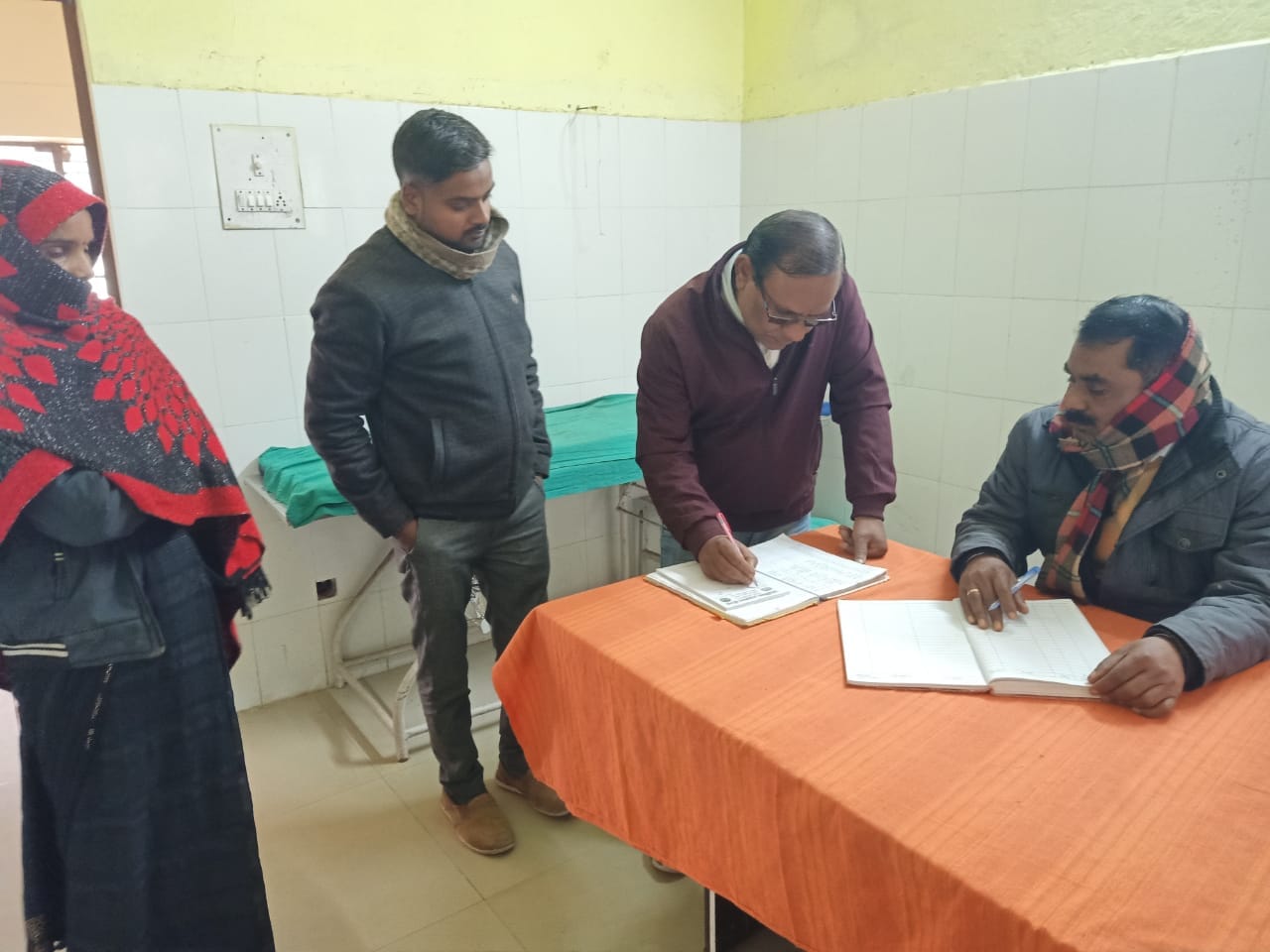 काशीराम नगरीय स्वास्थ्य केंद्र पर मरीज की जांच करती चिकित्सक-संवाद काशीराम नगरीय स्वास्थ्य केंद्र पर मरीज की जांच करती चिकित्सक-संवाद