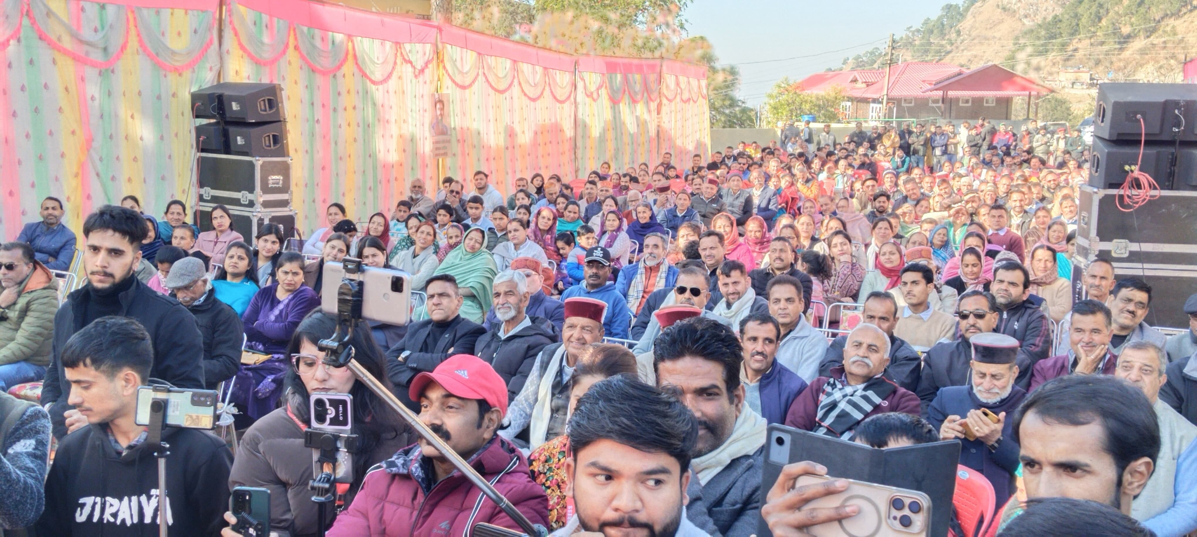 खेल मैदान के उद्घाटन के दौरान मौजूद सांसद व अन्य। संवाद