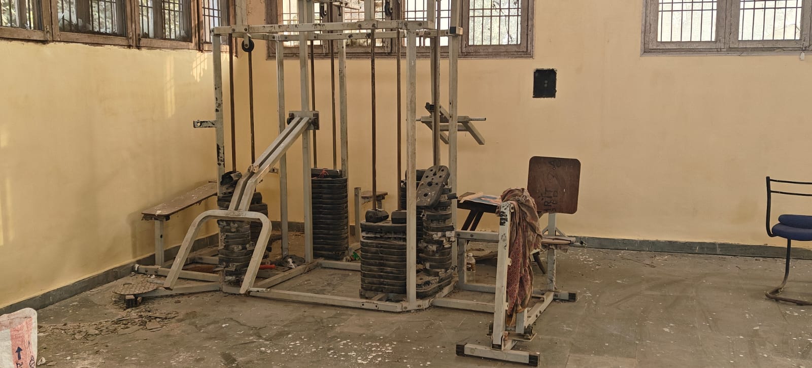खेल स्टेडियम में टूटा पड़ा बास्केटबॉल का पोल संवाद