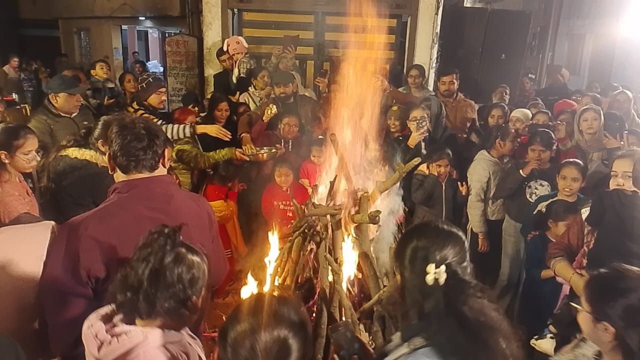 लोहड़ी पर्व के अवसर पर आयोजित कार्यक्रम में अपना करतब दिखाते युवा। स्रोत समिति