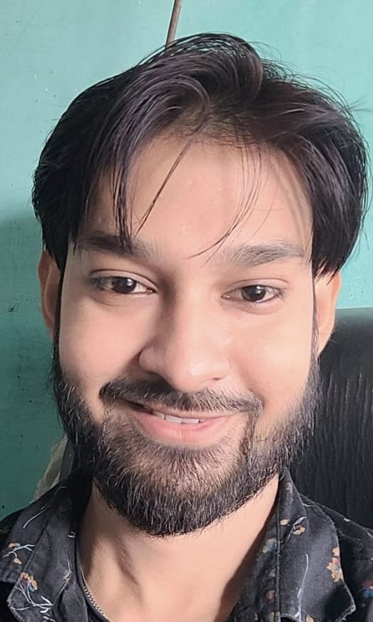 मलावन कस्बा में सड़क टूटने से हो रहा गड्ढा और जलभराव। संवाद मलावन कस्बा में सड़क टूटने से हो रहा गड्ढा और जलभराव। संवाद